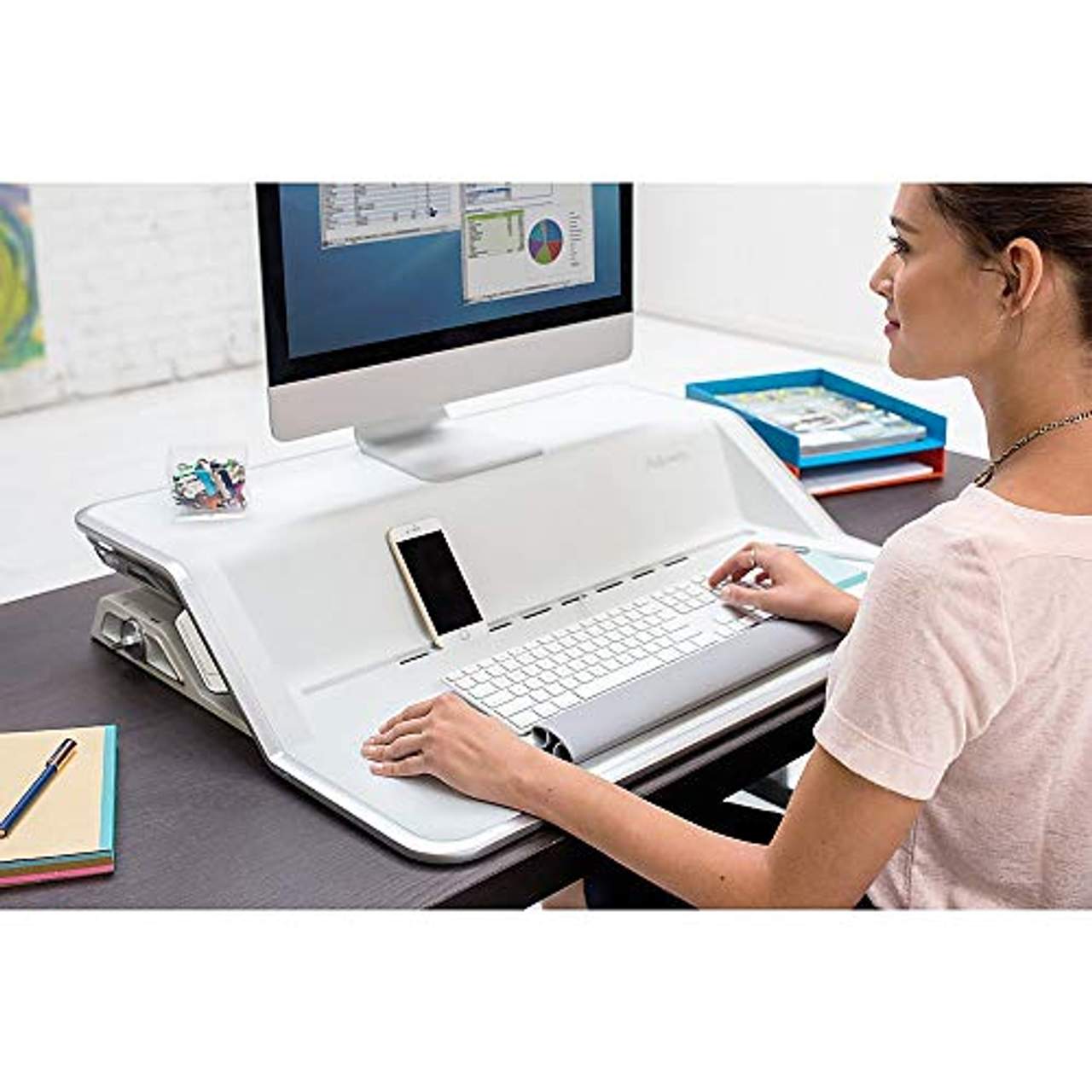 Fellowes 0009901 Sitz-Steh Desktop Workstation regt zu mehr Bewegung bei der Schreibtischarbeit