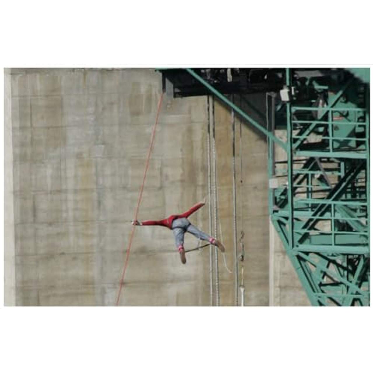 Jochen Schweizer Geschenkgutschein: 192 Meter Bungy-Sprung von der Europabrücke